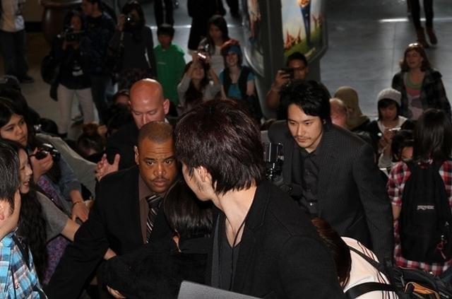 会場入りする松山ケンイチ