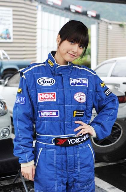 人気グラドル杉本有美「ガクドリ」でレーシングスーツ姿を披露