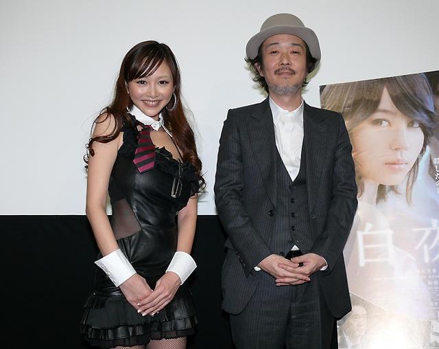 司会を務めたグラビアアイドルの杉原杏璃と