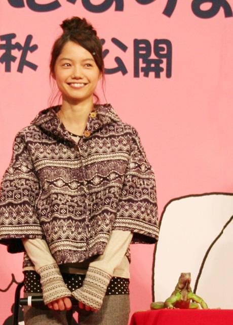 堺雅人、“妻”宮崎あおいに「おんぶにだっこ」