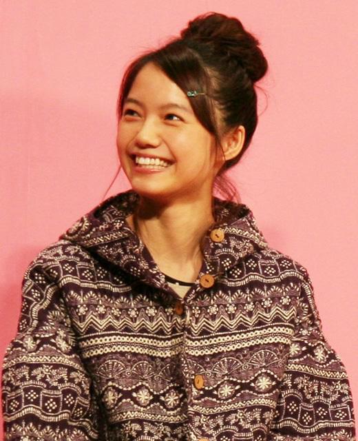 堺雅人、“妻”宮崎あおいに「おんぶにだっこ」