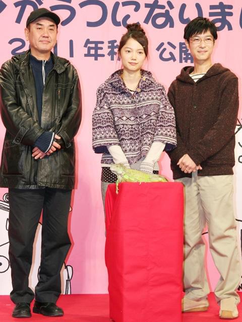 堺雅人、“妻”宮崎あおいに「おんぶにだっこ」