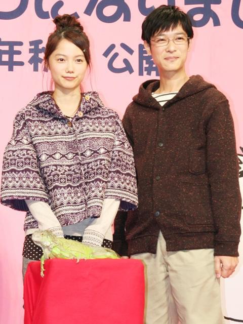 堺雅人、“妻”宮崎あおいに「おんぶにだっこ」