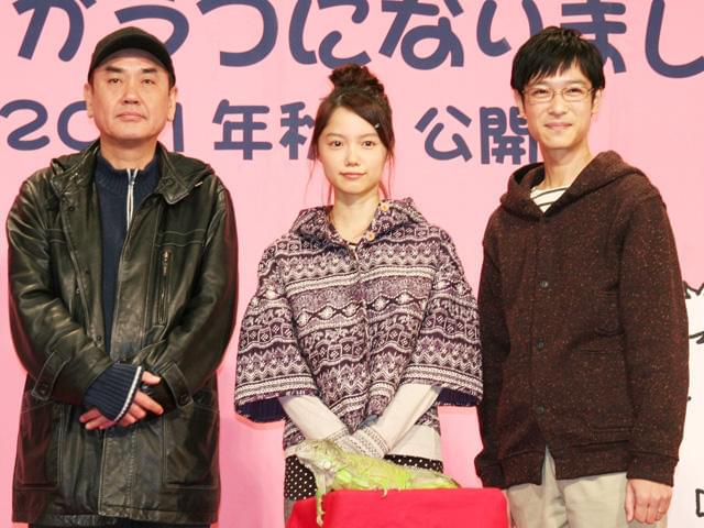 堺雅人、“妻”宮崎あおいに「おんぶにだっこ」
