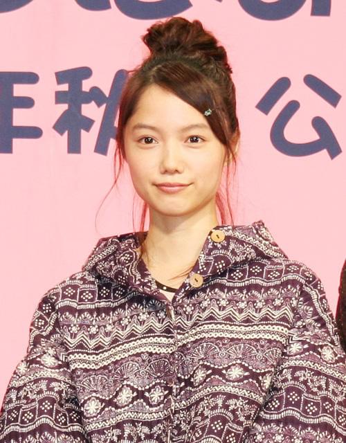 堺雅人、“妻”宮崎あおいに「おんぶにだっこ」