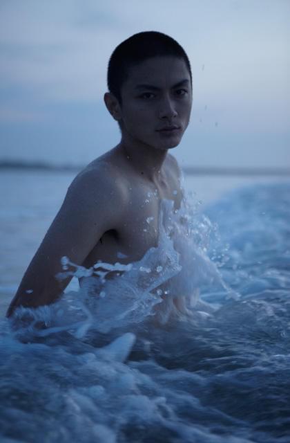 「極めて純度が高い高良健吾」を気鋭の写真家・鈴木心が激写