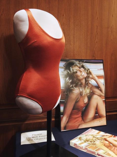 故ファラ・フォーセットさんの水着がスミソニアン博物館に