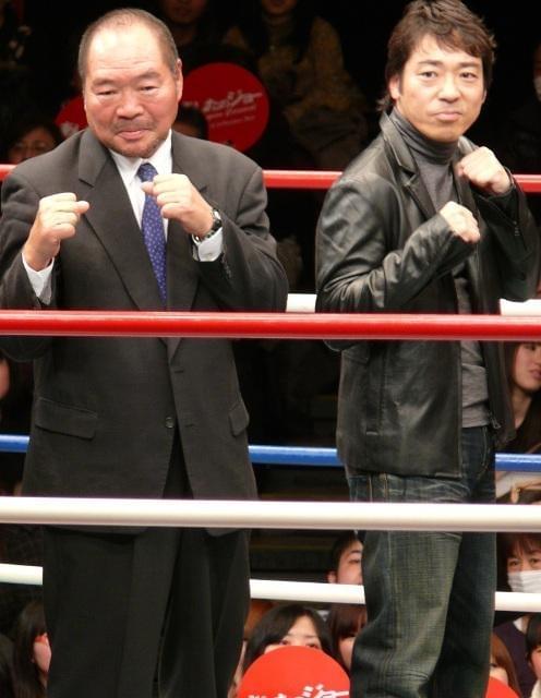 後楽園ホールのリング上でポーズをとるガッツ石松（左）と香川照之
