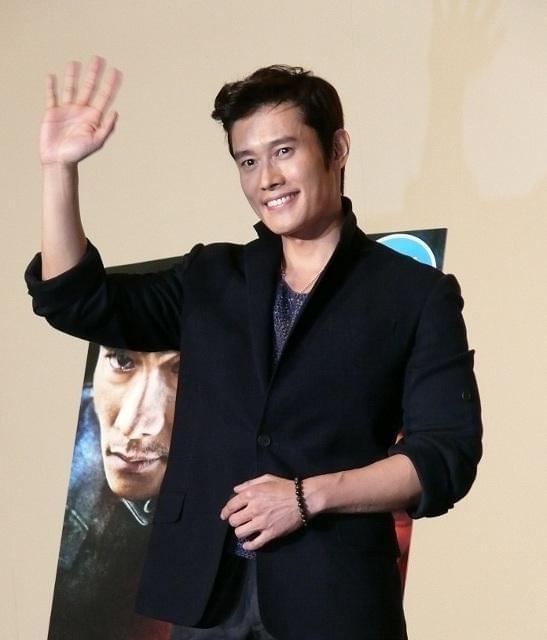 イ・ビョンホン「しっとりした瞳と甘い声」をほめられ照れ笑い