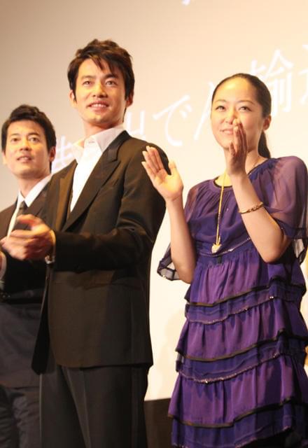 「平山30隊」を手拍子で出迎えるキャスト陣