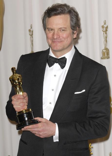 オスカー像を手にするコリン・ファース