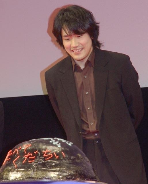 二宮和也にケーキを贈られ喜ぶ松山ケンイチ