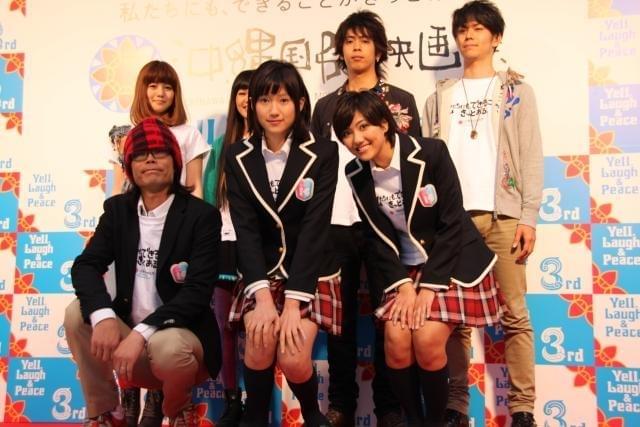 写真撮影でも緊張気味の大野いと（前列中央）、宮澤佐江（同右）ら