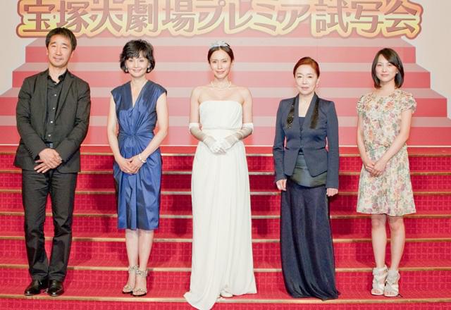 宝塚大劇場に女優陣がずらり