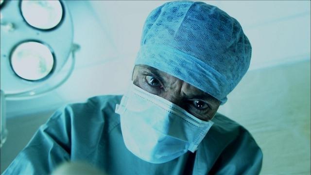 カルト映画「ムカデ人間」で日本人俳優がムカデ1号に