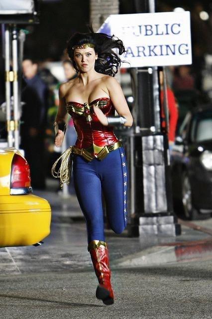 新「ワンダーウーマン」のコスチューム写真公開