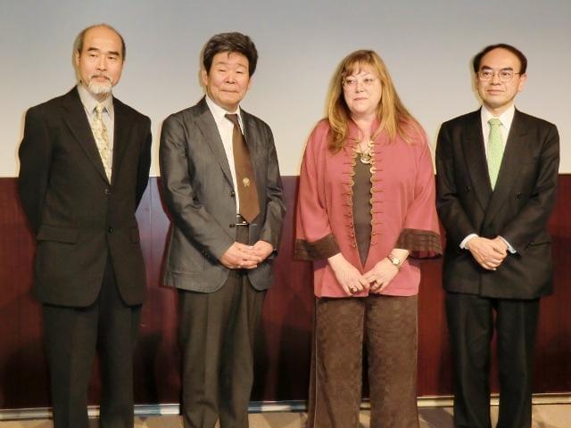 会見にはバック氏の長女らが登壇