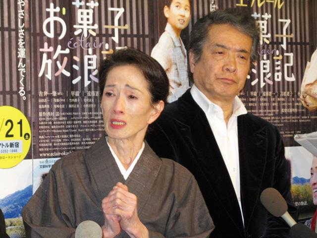 涙ながらに訴えたいしだあゆみ(左)と林隆三