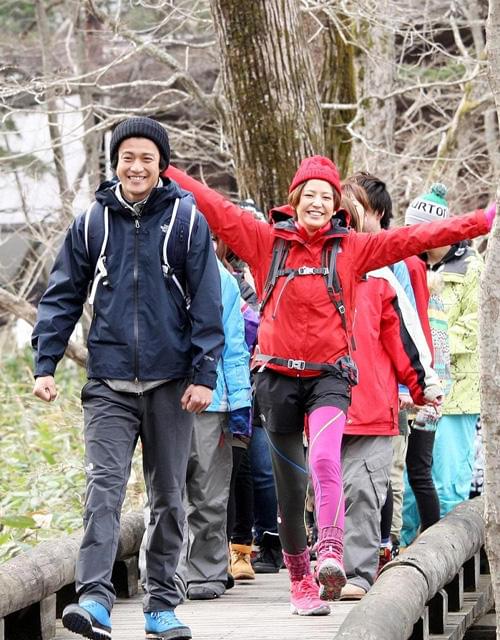 小栗旬＆長澤まさみ、登山客2000人から「おかえり！」と大歓迎