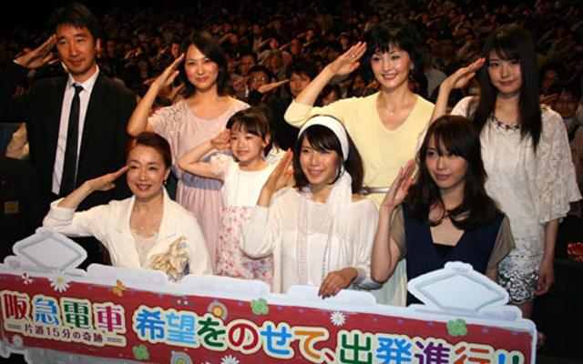 観客とともに敬礼ポーズで全国拡大“発車”を祝う （前列左から）宮本信子、中谷美紀、戸田恵梨香 （後列同）三宅喜重監督、谷村美月、芦田愛菜、 南果歩、有村架純