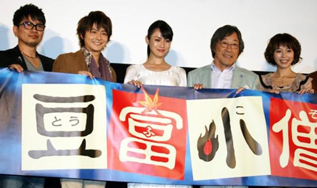 舞台挨拶に登壇した(左から)宮迫博之、 小池徹平、深田恭子、武田鉄矢、平野綾