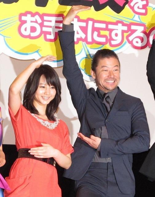 浅野忠信、観客500人と一緒に「シェー」