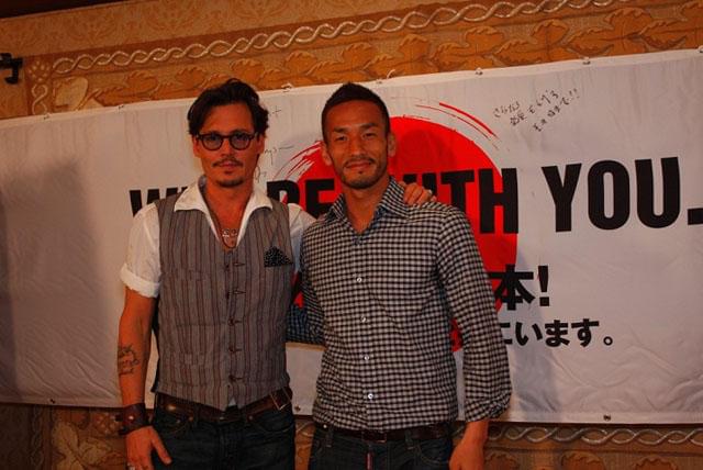 ジョニー・デップ＆中田ヒデ、日の丸横断幕に熱烈メッセージ