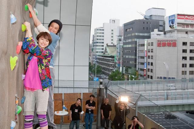 国内最大のクライミングウォールに登る小栗と長澤