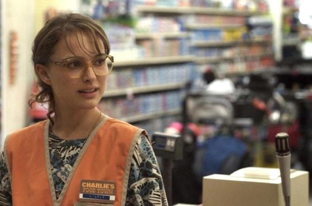 N・ポートマン、初プロデュース作「メタルヘッド」でメガネ女子に