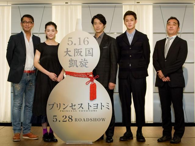 会見に臨んだ堤真一らキャスト陣