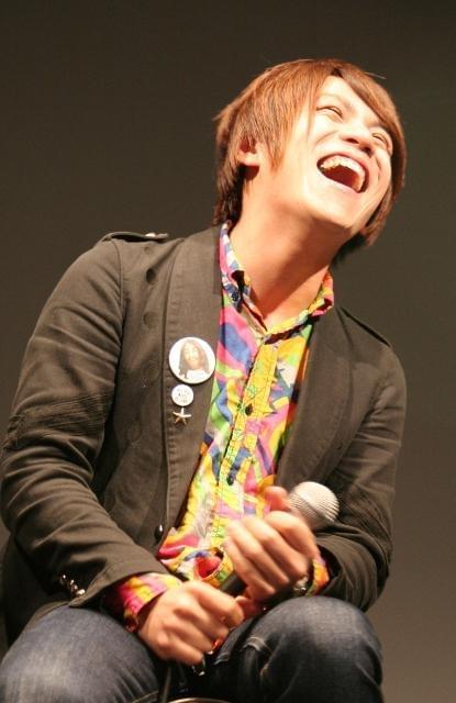 60年代を意識した衣装で登場したWATARU.S