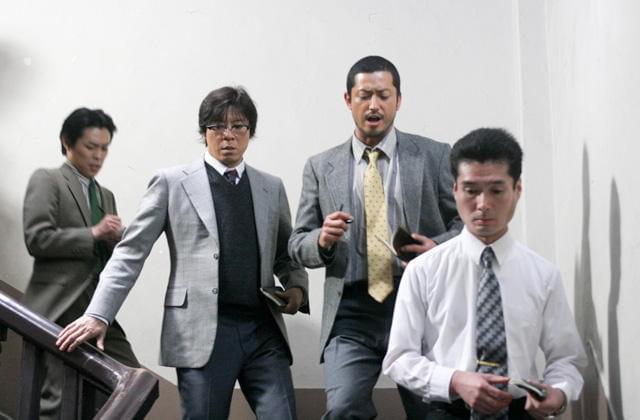 新聞記者役に挑む上川隆也と池内博之