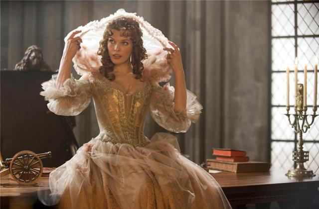 正体不明の美女を演じたジョボビッチ