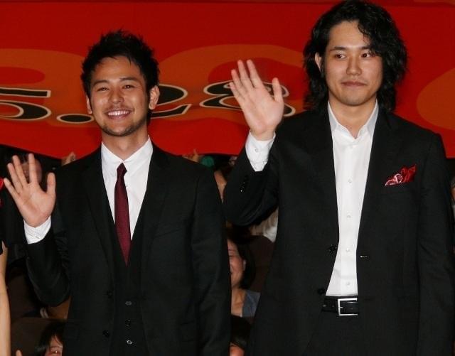 「マイ・バック・ページ」プレミア試写会に 出席した妻夫妻聡と松山ケンイチ