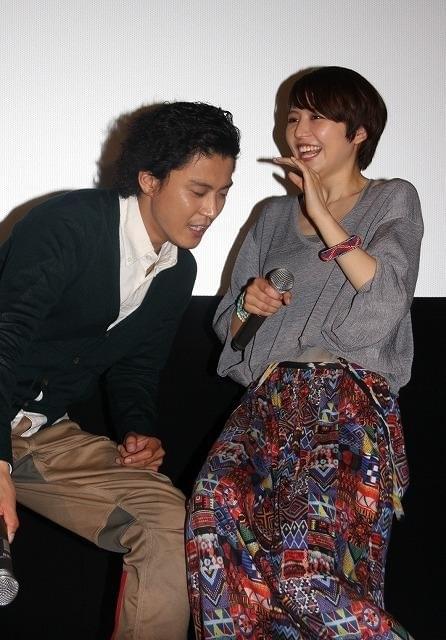 ヒソヒソ話で盛り上げる小栗旬と長澤まさみ
