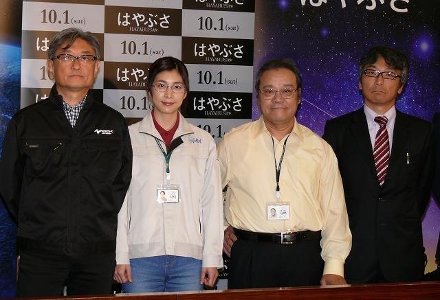 ほぼノーメイク&めがねで撮影に臨んだ竹内結子