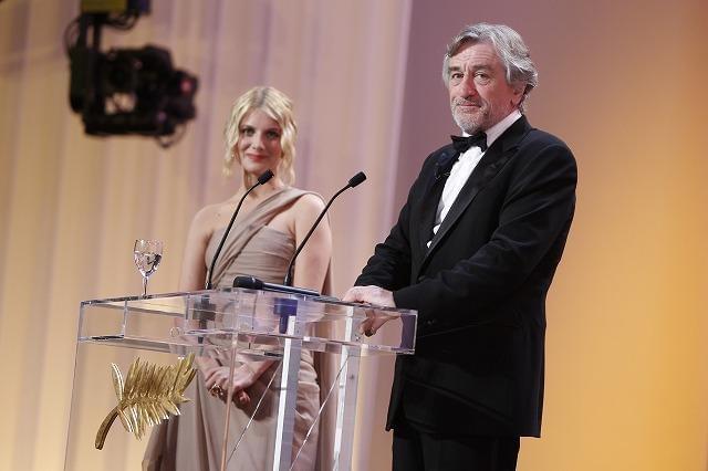 審査委員長を務めたロバート・デ・ニーロ(手前)と司会のメラニー・ロラン