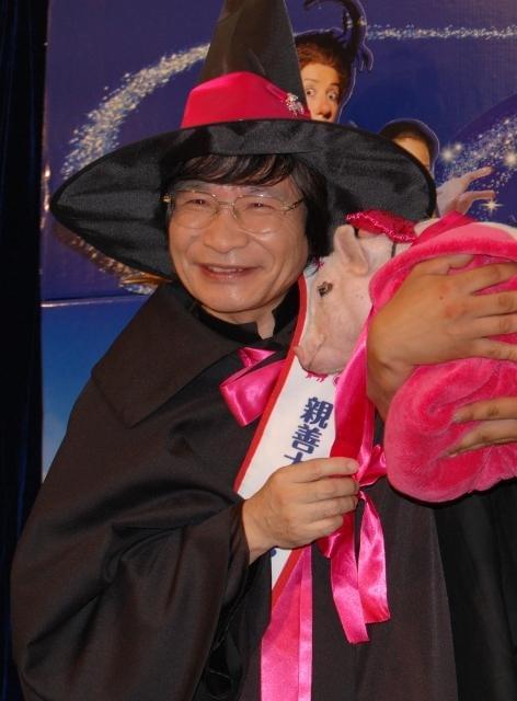 尾木ママ「子育ては愛とロマン」と子ブタ抱え熱弁