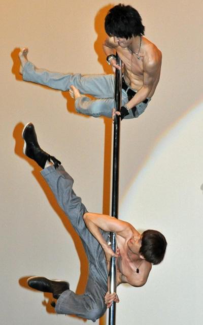 「D2」10人がファン1000人の前でポールダンスを実演！