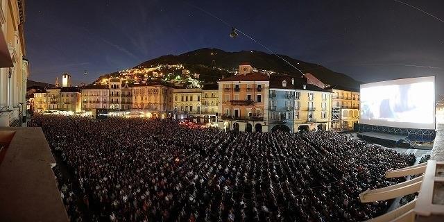 ロカルノ国際映画祭、野外広場での上映の様子