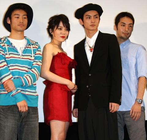 初日舞台挨拶に立った（左から） 小林ユウキチ、鈴木杏、高良健吾、日向寺雅人