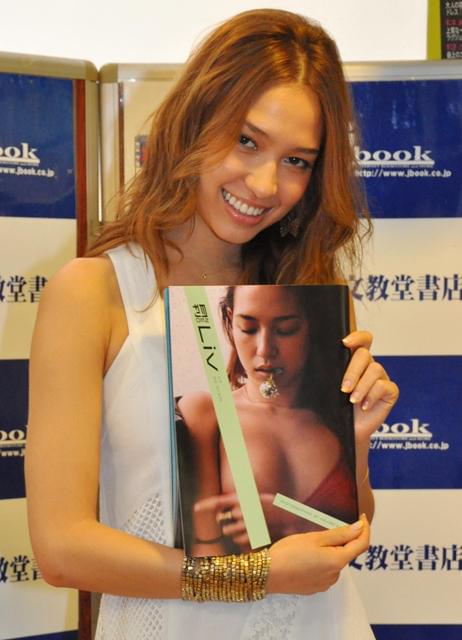 人気モデルLiv、ヌード挑戦！ 初めての沖縄を満喫