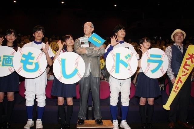 ドラッガー教授と記念撮影する出演者