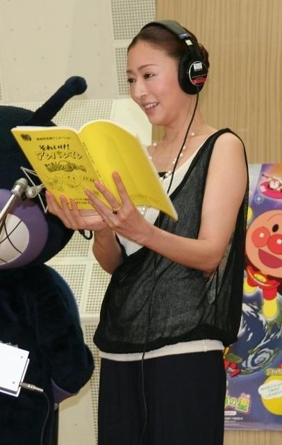 真剣な表情でアフレコに挑戦する松雪泰子