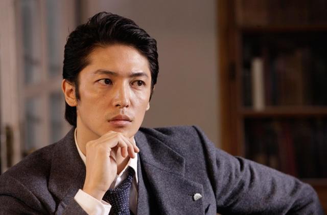 東京日報の若き新聞記者を演じる玉木