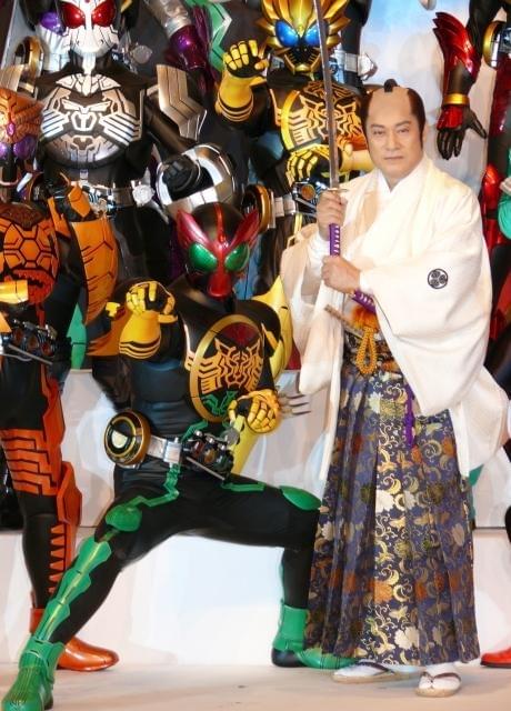 松平健「劇場版 仮面ライダーオーズ」主題歌でサンバに再挑戦！