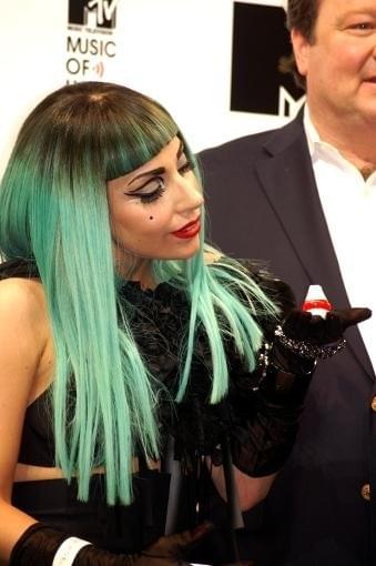 ガガ、 日本政府から感謝状「一生大事に」