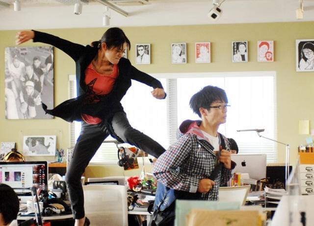 真木よう子Sキャラ全開 森山未來を飛び蹴り