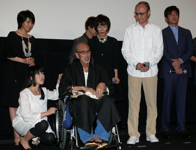 闘病中の原田芳雄、車いすで主演作「大鹿村騒動記」舞台挨拶に