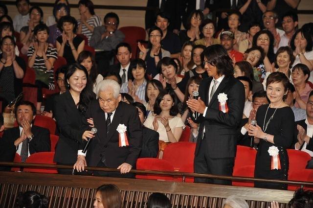 新藤兼人監督、天皇陛下とともに最後の作品を鑑賞